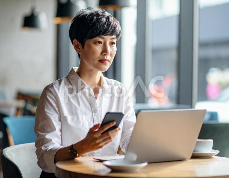 カフェで仕事をするビジネスウーマン 女性,カフェ,仕事の写真素材