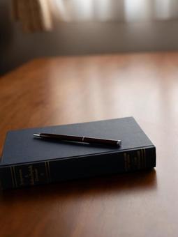 テーブルの上の本とペン 本,洋書,ペンの写真素材