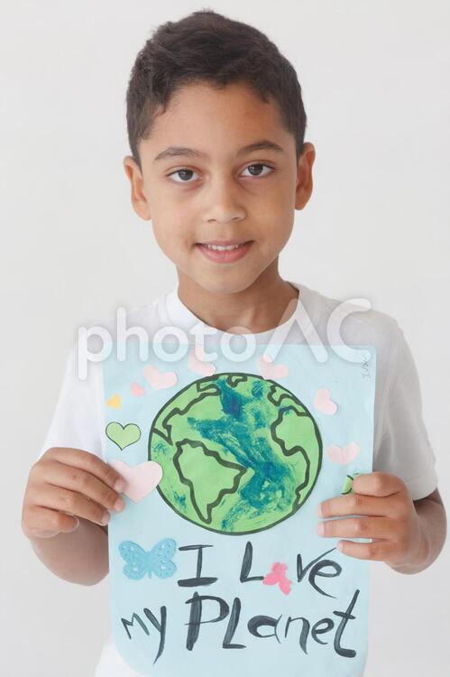 手描きの地球のポスターを持つ男の子 子供,男の子,外国人の写真素材