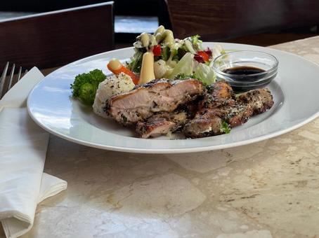 ヘルシーなお肉とサラダのランチプレート ヘルシーなお肉とサラダのランチプレート カフェ,カフェメニュー,店内の写真素材
