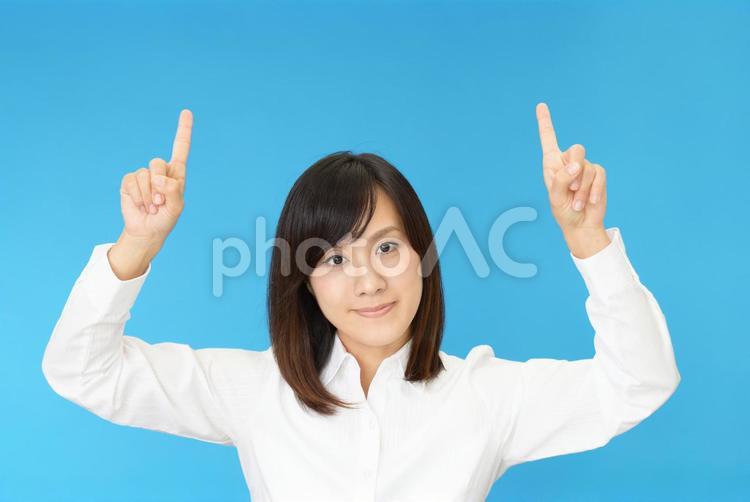 指示する笑顔の女性 女性,女,笑顔の写真素材