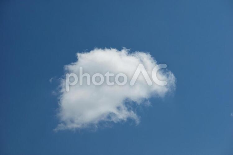 ぽっかり浮かんだ雲 ぽっかり浮かんだ雲 雲,青空,空の写真素材
