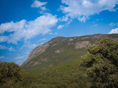 中国の山岳地帯に広がる青空と森林風景 中国の山岳地帯に広がる青空と森林風景の写真