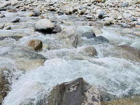岩間を流れる透明な清流の水面 岩間を流れる透明な清流の水面 清流,川,渓流の写真素材