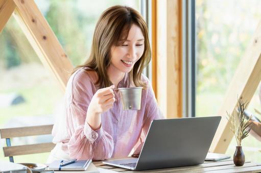 カフェで仕事をする女性・ビジネスウーマン カフェで仕事をする女性・ビジネスウーマン 女性,パソコン,ノートパソコンの写真素材