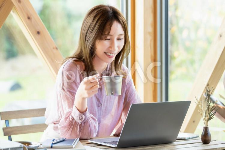 カフェで仕事をする女性・ビジネスウーマン 女性,パソコン,ノートパソコンの写真素材