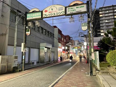 夕方の東大阪市岩田本通商店街 岩田本通商店街,商店街,繁華街の写真素材
