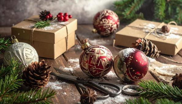 テーブルの上のクリスマスオーナメント作り テーブルの上のクリスマスオーナメント作りの写真