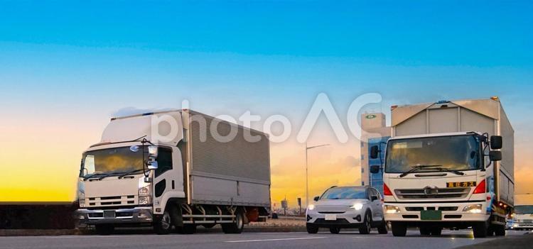 ２台のトラック（ブルースカイの夕焼け） トラック,貨物自動車,橋の写真素材