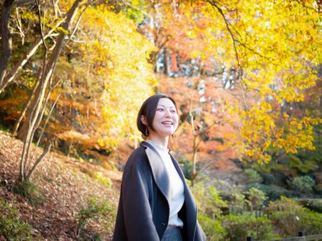 31:紅葉の公園を散策する女性 31:紅葉の公園を散策する女性の写真
