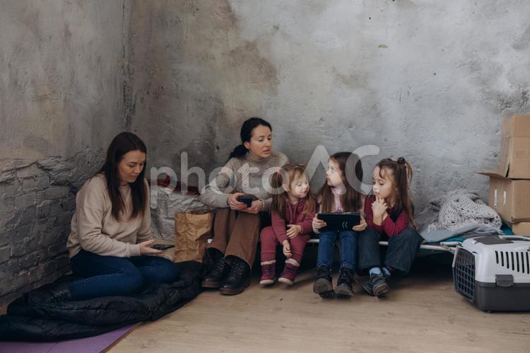 座っている女の子たちと女性たち 女性,女の子,人物の写真素材