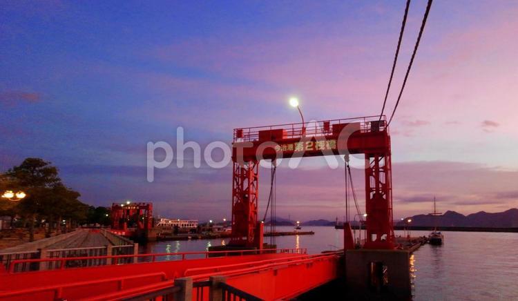 今治港第2桟橋-02 早朝,朝焼け,今治港の写真素材