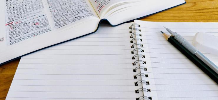 教育　ノートと英和辞典　テスト勉強 教育,勉強,学習の写真素材
