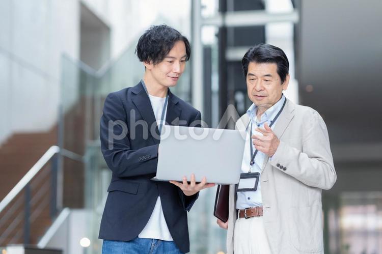 オフィスで仕事をするエンジニア エンジニア,ビジネス,ビジネスマンの写真素材