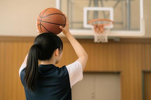 バスケットボールをする女性 バスケットボールをする女性の写真