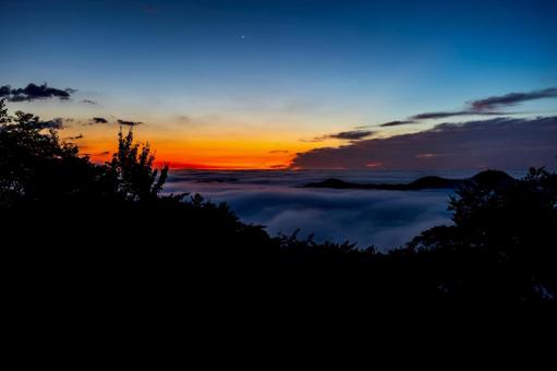 夜明けと雲海 秋,グラデーション,背景素材の写真素材