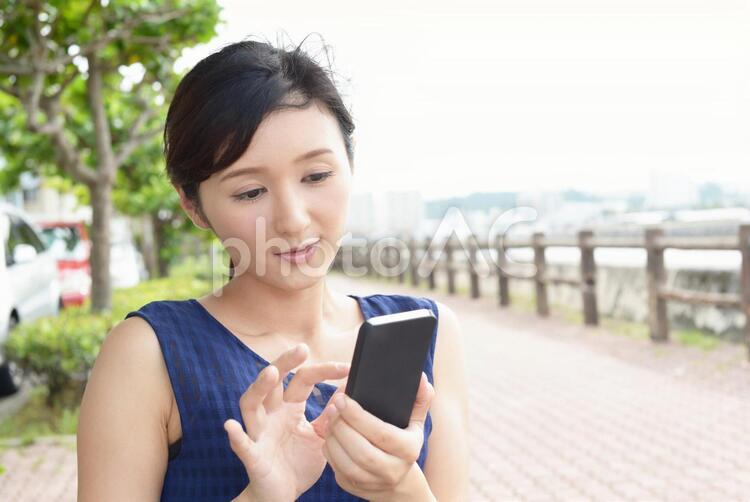 スマートフォンを持つ女性 女性,スマートフォン,女の写真素材