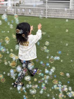 シャボン玉と子供 シャボン玉と子供の写真