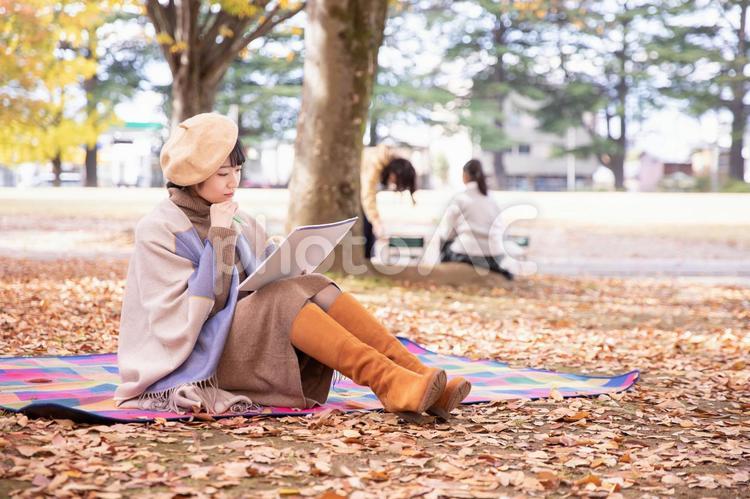 芸術の秋・絵を描く女性（困る） 絵,スケッチ,秋の写真素材