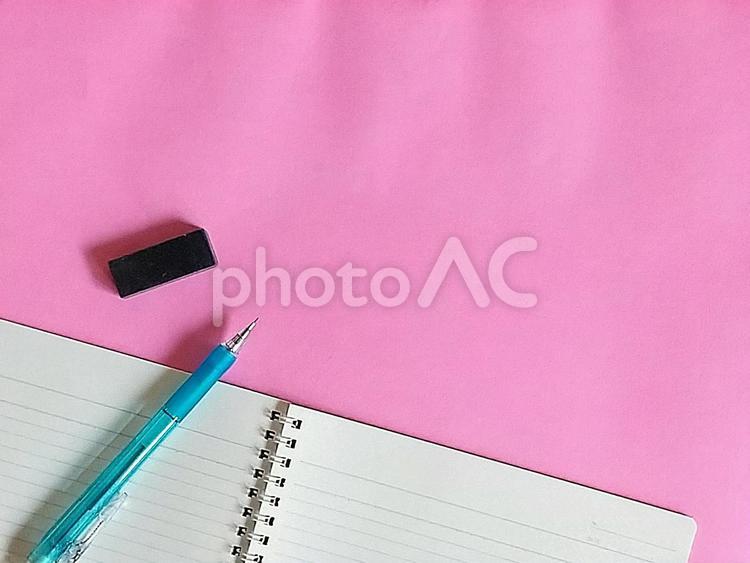 ピンク背景に筆記用具 筆記用具,ノート,文房具の写真素材