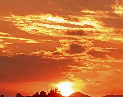一面オレンジに染まる夕空 一面オレンジに染まる夕空の写真
