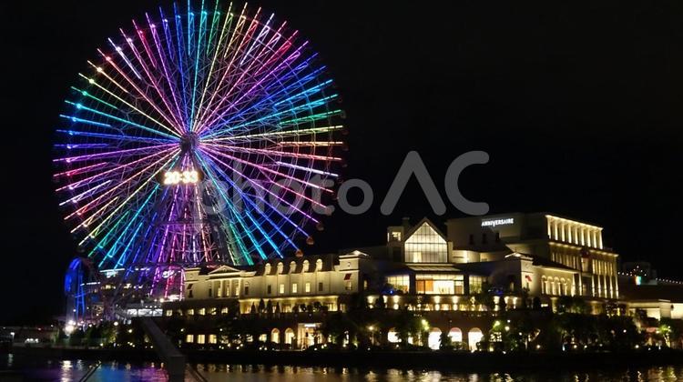 横浜の夜景　コスモワールド大観覧車 風景,景色,夜景の写真素材