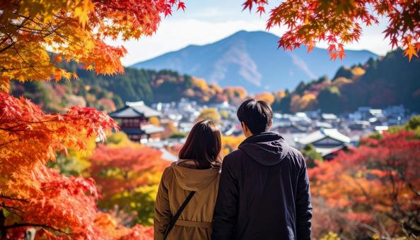 美しい紅葉を眺める夫婦の後ろ姿 美しい紅葉を眺める夫婦の後ろ姿の写真