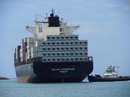 停泊中の貨物船(ハワイ) 停泊中の貨物船(ハワイ) 貨物船,停泊,フェリーの写真素材