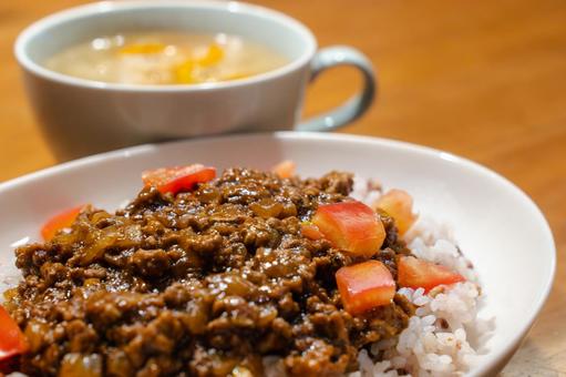 ドライカレーの夕食 ドライカレーの夕食の写真
