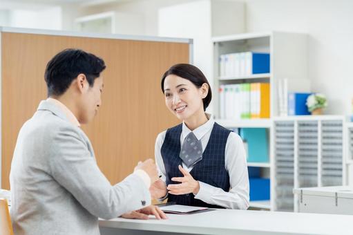 営業するビジネスウーマン 営業するビジネスウーマン 営業,説明,提案の写真素材