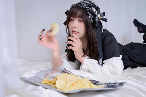 お菓子を食べるか悩む地雷系女子 お菓子を食べるか悩む地雷系女子 地雷系,地雷系女子,コスプレの写真素材
