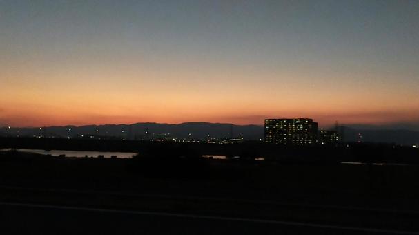 夕暮れの堤防 夕暮れの堤防の写真