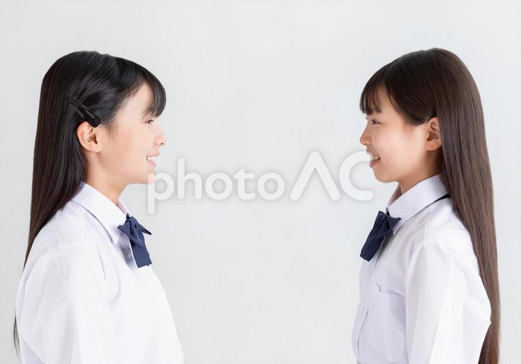  笑顔で見つめ合う小学生 制服,白背景,カメラ目線の写真素材