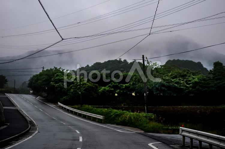 ＜五島風景＞梅雨の雨で霧が出た風景と道路 梅雨,夕立ち,雨の写真素材