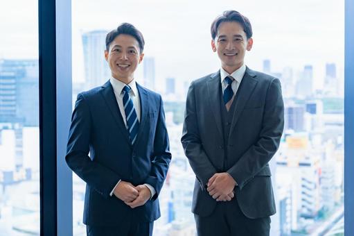 スーツを着た男性二人 スーツを着た男性二人 ビジネスマン,スーツ,男性の写真素材