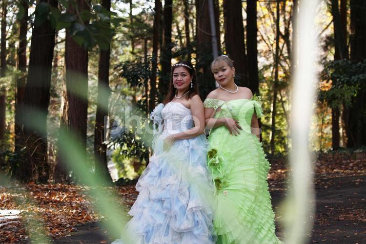 ウエディングドレスを着た二人の女性　012 フィリピン人,女,女性の写真素材