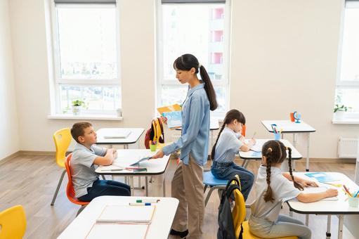 男の子に資料を見せる女性 女性,女の子,男の子の写真素材