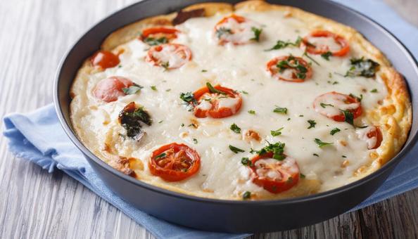 卵、チーズ、トマト入りのキャセロール 卵、チーズ、トマト入りのキャセロールの写真