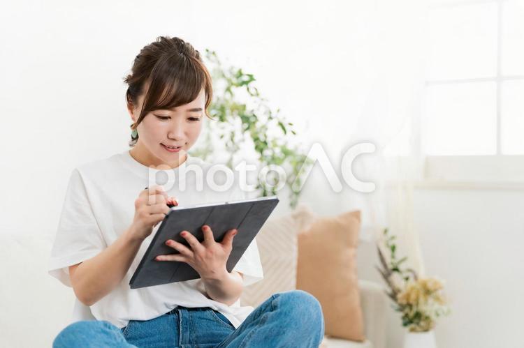 タブレットを使う女性（イラストレーター） イラストレーター,アニメーター,クリエイターの写真素材