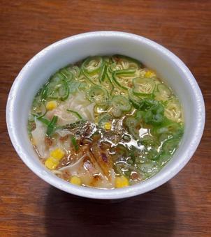 R7.11.25　ワンタン醤油ラーメン 昼食,カップラーメン,インスタントラーメンの写真素材