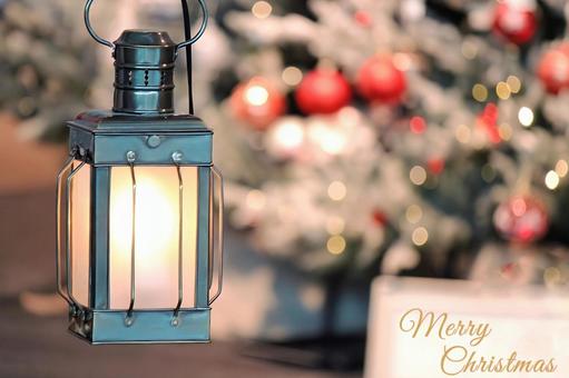 北欧 ランタンとクリスマスツリー クリスマス,ライトアップ,クリスマスツリーの写真素材