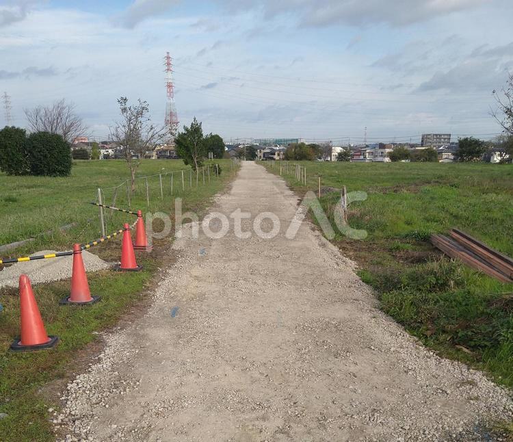草原の中の砂利道 草原,砂利道,未舗装の写真素材