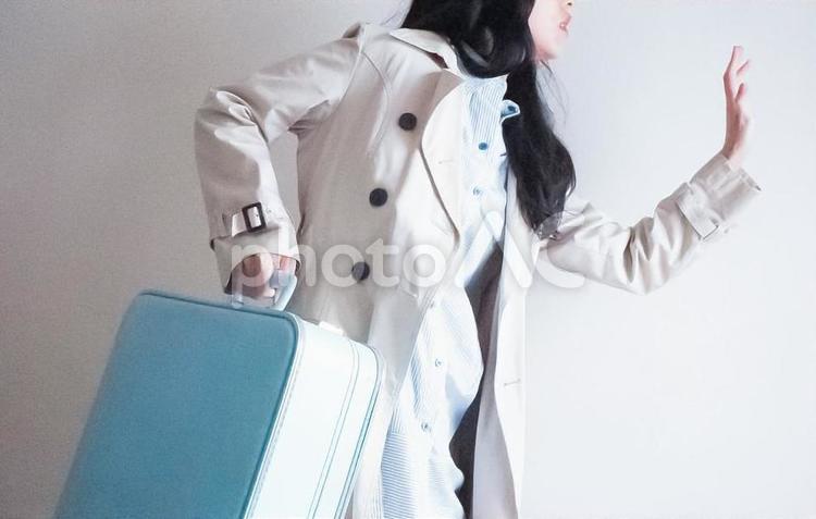 急ぐ旅行客 女性,旅行,旅行カバンの写真素材