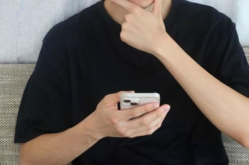 スマホを見ながら考える男性 スマホを見ながら考える男性 スマホ,男性,ビジネスの写真素材