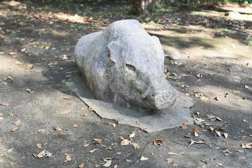イノシシの石像 イノシシ,石像,公園の写真素材