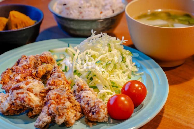 唐揚げの夕食 夕食,夜ごはん,唐揚げの写真素材