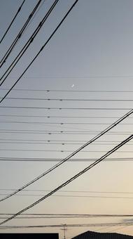 電線と月 電線と月の写真