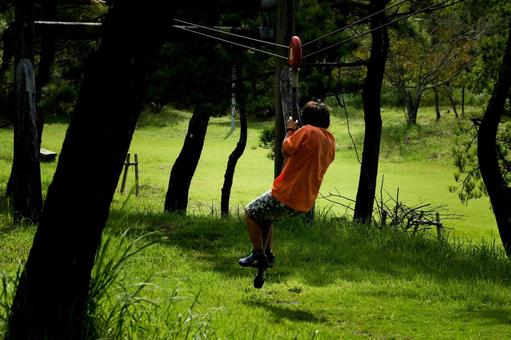 <素材>公園のターザンロープで遊ぶ少年 <素材>公園のターザンロープで遊ぶ少年 子供,ターザンロープ,遊具の写真素材