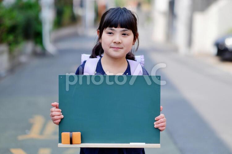 黒板を持つ女の子 女の子,子供,持つの写真素材