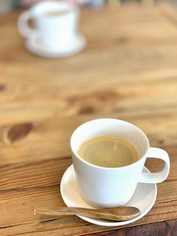 テーブルと2つのコーヒーカップ テーブルと2つのコーヒーカップの写真